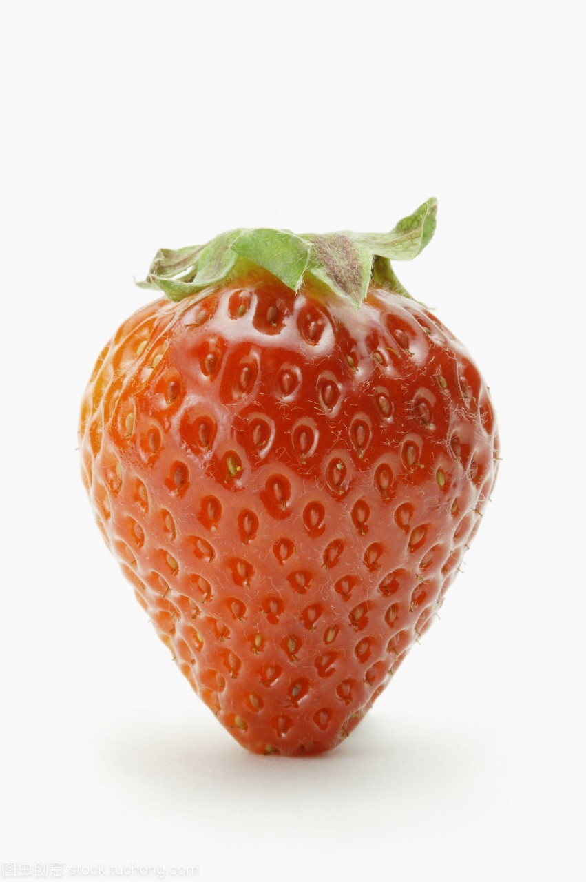 nobody,单一客体,特写,竖构图,彩色图片,成熟,影棚拍摄,明亮,健康食物,饮食,新鲜,bright,mature,closeup,无人,数码,健康饮食,白天,餐饮,草莓,成熟的,棚内拍摄,彩色,摄影,红色,影像,一个,室内,水果,垂直构图,白色背景,直图,花萼,竖图,简单,农产品,creative series,no people,studio shot,indoors,color image,photography,day,series,food and drink,healthy eating,