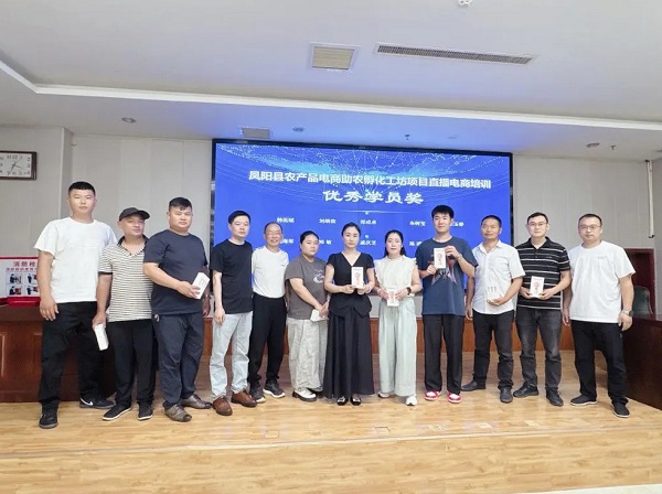 放弃高薪回乡养鸵鸟？70后韩见斌年赚180余万，还带富一群人(图4)